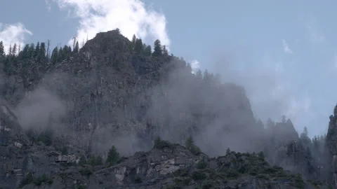 Slow Motion Handheld Rocky Mountain Cliff Mist Swirling Yosemite National Park Vidéo 335720190