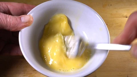 Slow Motion: Hands whisking an egg. Vídeos de archivo 88049194