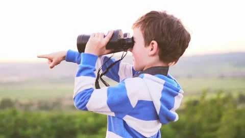Slow motion happy boy is looking through the binoculars a beautiful landscape Stock-Footage 91738346