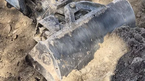 Slow Motion High Angle of Excavator Bucket Pulling Soil Vídeo Stock 332595422