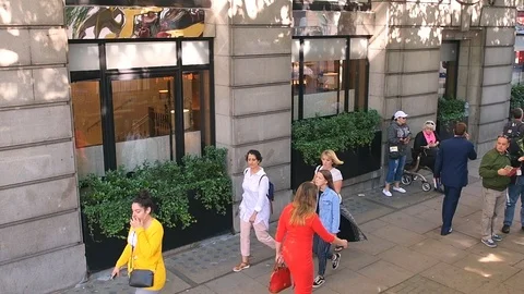 Slow motion high angle view on people walking on Wellington street in London Stock Footage 107887055