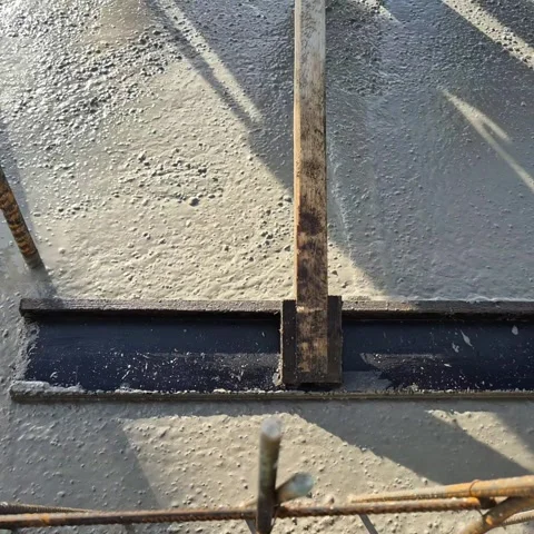 Slow Motion High Angle View of Smoothing Wet Concrete Vídeo Stock 332595332