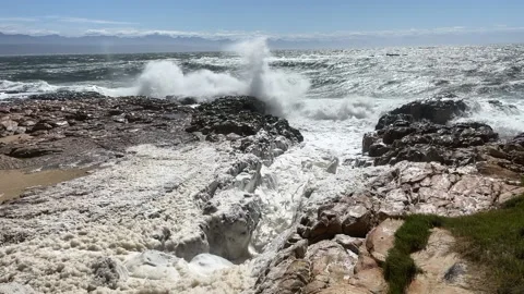 Slow motion of high waves shooting up into the air Video stock 166609850