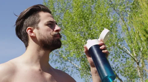 Slow motion hipster drinking water Stock-Footage 67361626