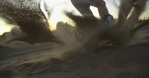 SLOW MOTION hipster man athlete in shorts tries doing tricks with a Board on 库存影片 154457308