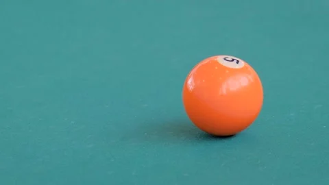 Slow motion: hitting pool ball on teal billiards table - close up Vidéo 141387422