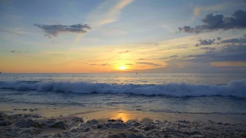 Slow motion of huge waves on tropical beach with dark blue water Video stock 115037814