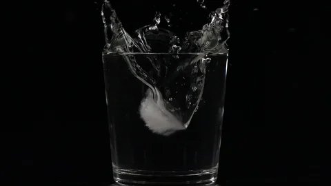 Slow motion ice cube falling down in a glass of water Vídeo Stock 123198979