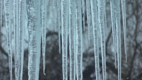 Slow motion. Icicles outside the window and snow falling. Vídeos de archivo 83729715