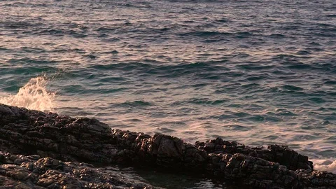 Slow motion image of seawater breaking at shore during a scenic sunset, Croatia. Vídeo Stock 114684904