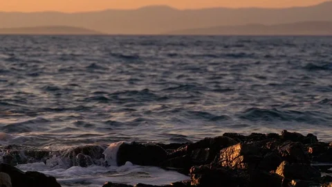 Slow motion image of seawater breaking at shore during a scenic sunset, Croatia. Vídeos de archivo 114685368