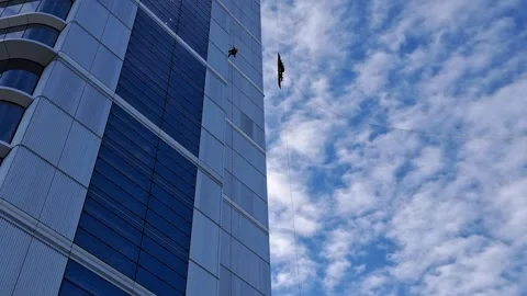 Slow Motion Industrial Climber Abseiling Near Moving Crane 库存影片 332902686
