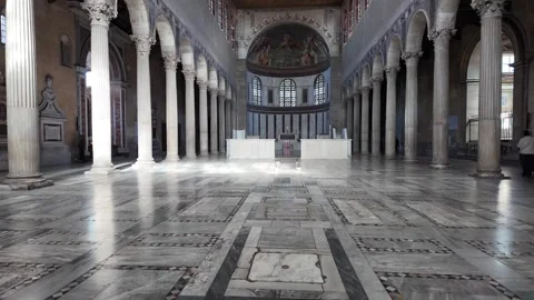 Slow Motion Interior Perspective Of Ancient Santa Sabina Basilica Vidéo 331541114