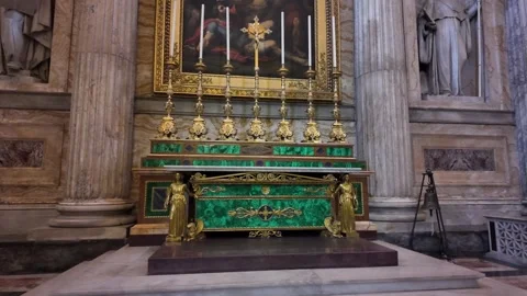 Slow Motion Interior View Of Gilded Malachite Altar Rome Basilica Video stock 331539254
