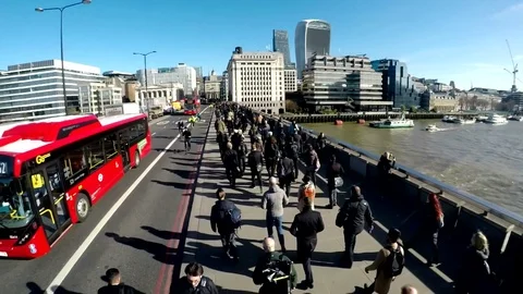 Slow motion jib shot of commuters crossing London Bridge - clip 03 動画素材 75735255