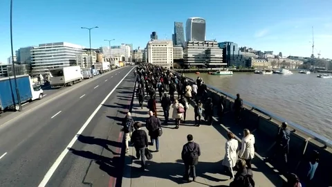 Slow motion jib shot of commuters crossing London Bridge - clip 12 스톡 동영상 75736860