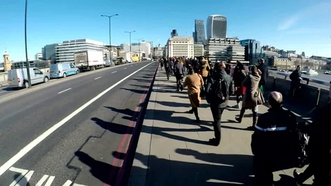 Slow motion jib shot of commuters crossing London Bridge - clip 17 스톡 동영상 75889400