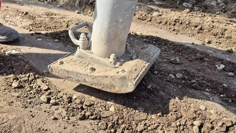 Slow motion of jumping jack rammer compacting soil on a construction site Vidéo 333329108