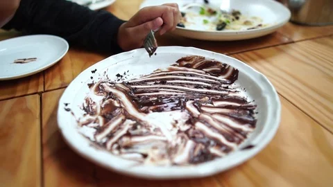 Slow motion of kid hand taking chocholate from plate  库存影片 91932388
