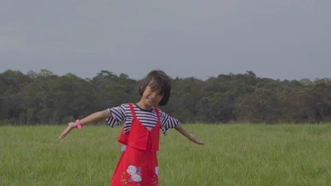 Slow motion kid playing and jumping on grassland pasture on hills and blue sky Vídeos de archivo 112580588