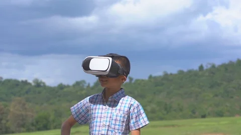 Slow motion kids boy playing and funny looking virtual reality glasses 库存影片 112579932