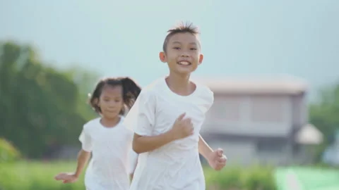Slow motion kids playing and running on nature of countryside 動画素材 132916895