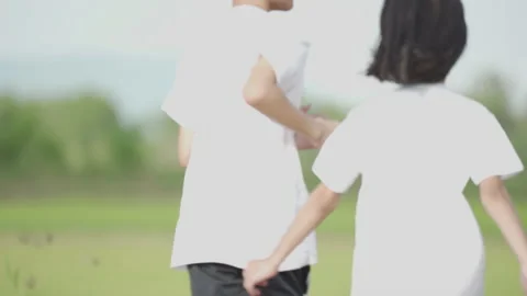 Slow motion kids playing and running on nature of countryside Vídeo Stock 132918966