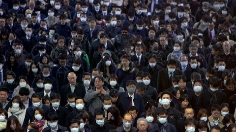 Slow motion of large crowd people wearing surgical mask walking in subway.-Dan Vídeos de archivo 124397722