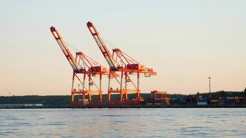 Slow motion of large shipping container cranes at boat dock 库存影片 82631971