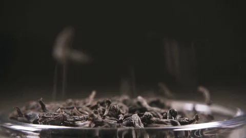 Slow motion leaf tea falls in a bowl close-up Video stock 95794002