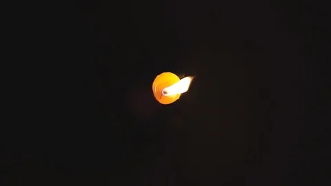 Slow motion light fire flame burning candle on black dark night background Vidéo 116269862