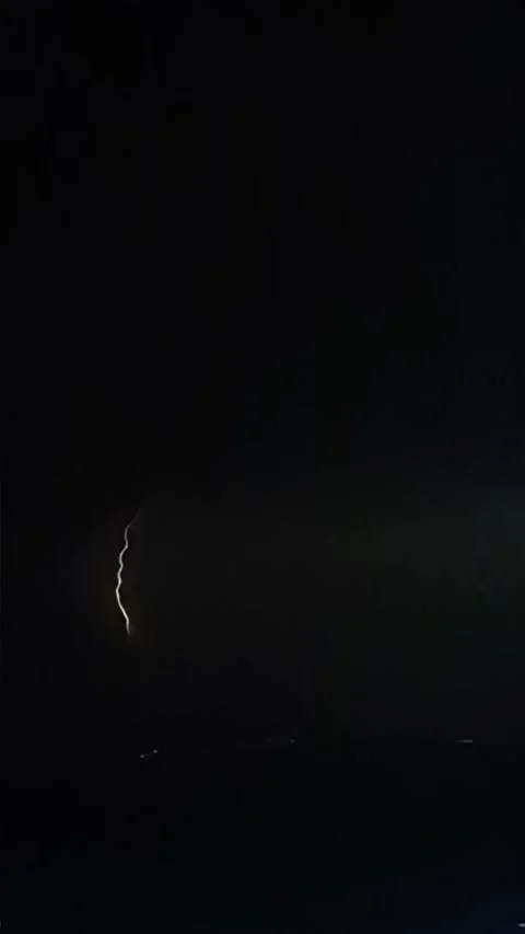 ​Slow motion of lightning strike flashing in the night sky Video stock 335848088