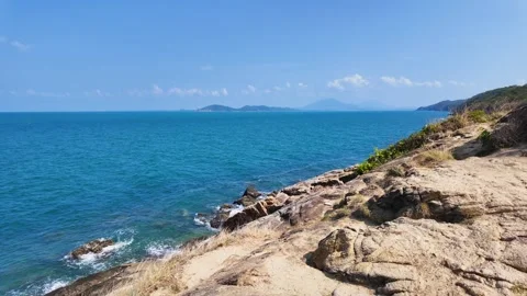 Slow motion little wave hit the rock seashore at samed island. 库存影片 273966450