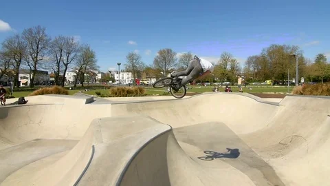 Slow motion long shot of a skate park Stockbeeldmateriaal 84900744