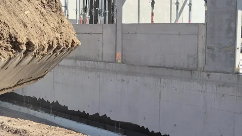 Slow Motion Low Angle Tracking of Earthmover with Soil 库存影片 332729204