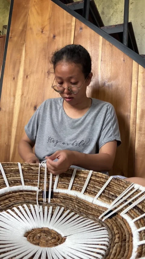 Slow Motion Low Angle Video Of Young Woman Weaving Macrame Cord On Banana Ba Vídeo Stock 345726354