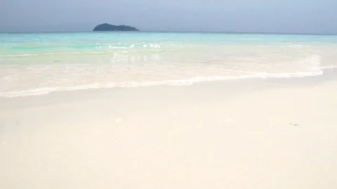 Slow motion Low angle view of white sand beach and blue chrystal clear  库存影片 87737900
