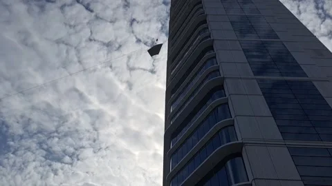 Slow Motion Lowering of Facade Element at 150m with BMU Crane 库存影片 332902662