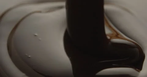 Slow Motion Macro of Liquid Chocolate Drop - Mesmerizing Tabletop Footage Vidéo 276875057