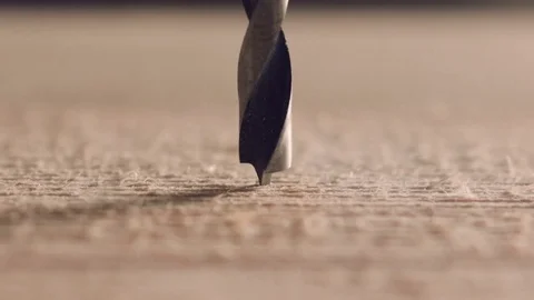 Slow motion macro shot of drill bit boring through wood Vídeo Stock 71587973
