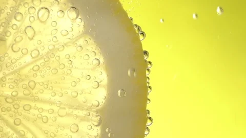 Slow Motion Macro shot of a lime slice in water bubbles Video stock 123128196