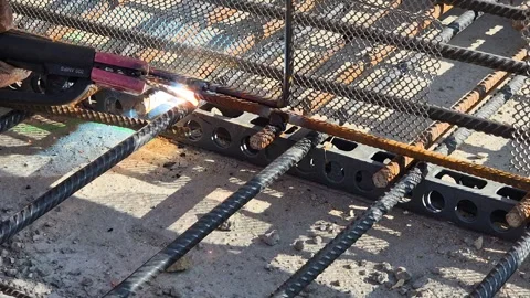 Slow Motion Macro Shot of Welding Rebar with Glowing Molten Metal - 4K Vídeos de archivo 331602495