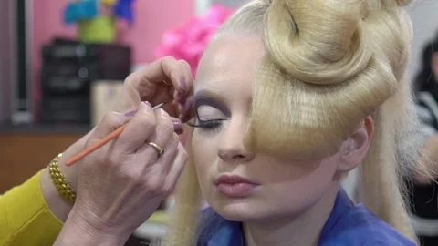 Slow Motion Makeup artist distributes foundation on the girl's face with a brush Vídeo Stock 165542657