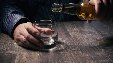 Slow motion the man from the bottle pours Bourbon Video stock 94031476