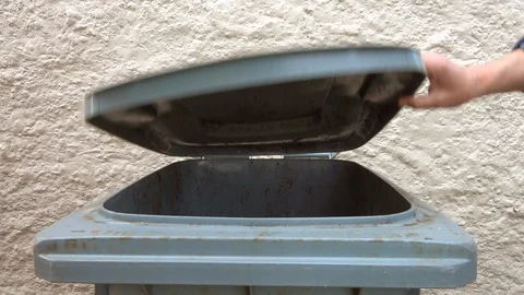 Slow motion: Man closing bin / trash lid. Vídeos de archivo 89717241
