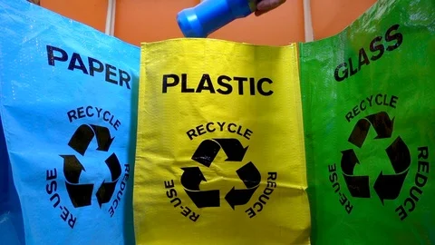 Slow motion – Man dropping plastic bottle into recycle carrier. Vídeos de archivo 103037975