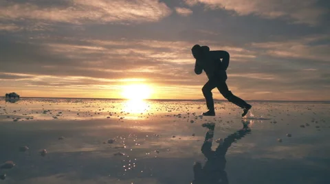 Slow motion man running splashing water sunset Vídeo Stock 65220019
