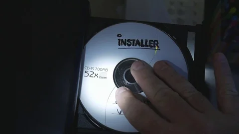 Slow Motion Man Use Lantern Insert in Cd Computer Virus Malware Infection Vídeo Stock 80747125