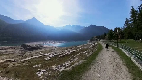 Slow motion man walks on dry lake shore. 库存影片 222749875