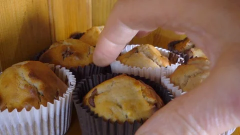 Slow motion – Man’s hand choosing a freshly baked muffin. Stock-Footage 103143564